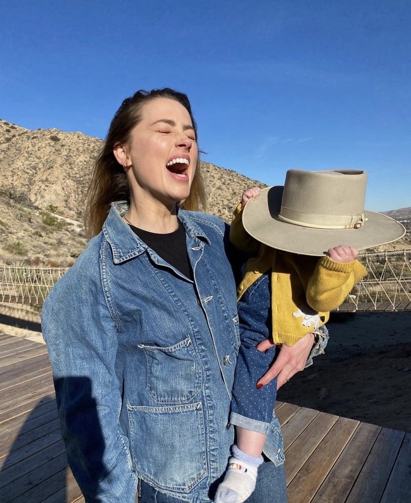 安柏與女兒在沙漠豪宅合影