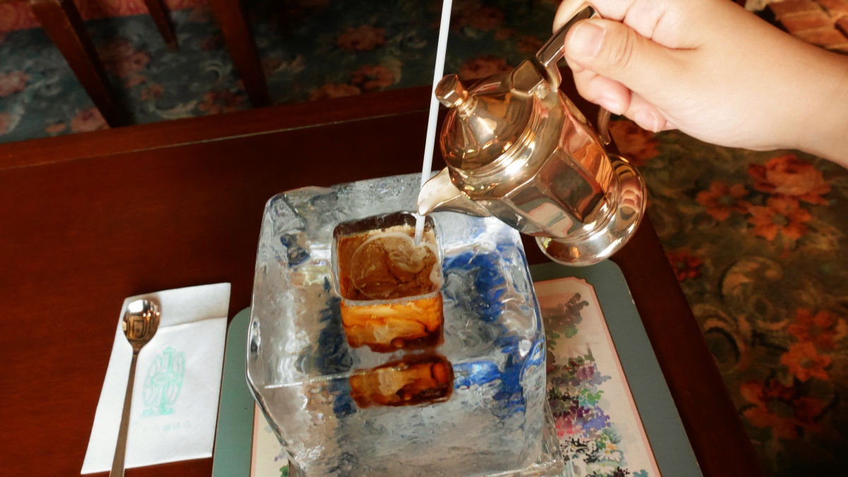旁邊有牛奶可以加入