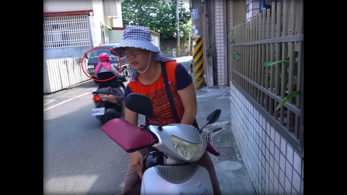 阿翰直接跟路邊阿姨撞衫，代表房東阿姨還原度真的超高