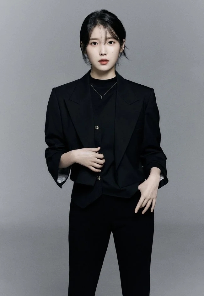 IU有望出演《我的大叔》金元錫導演新作