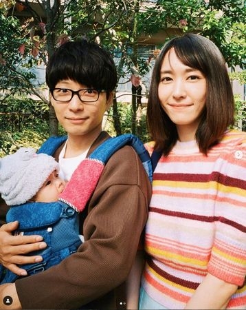 星野源分享與妻子的合照
