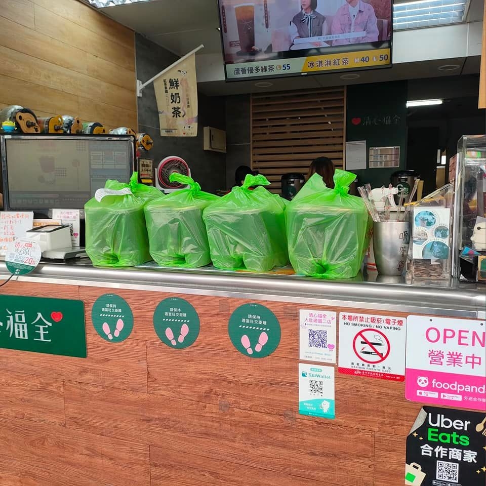 外送員送25杯熱茶到山上