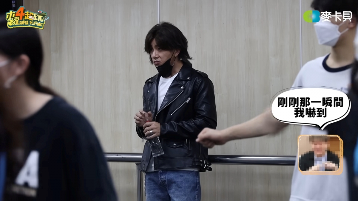 坤達變裝潛入校園