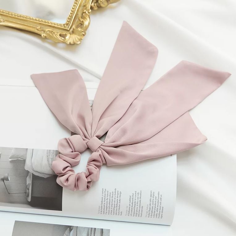 L. ERICKSON 緞面蝴蝶結大腸圈〈淺粉紅〉，NT$1,480