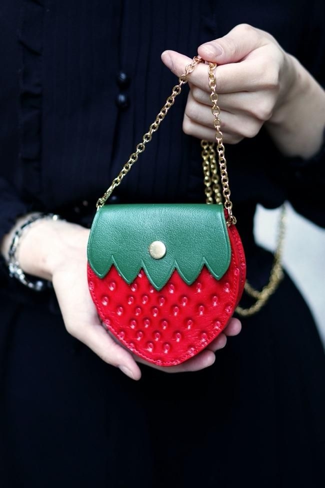 紅草莓包包可愛少女