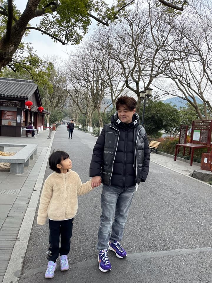 梁又琳導演老公牽女兒