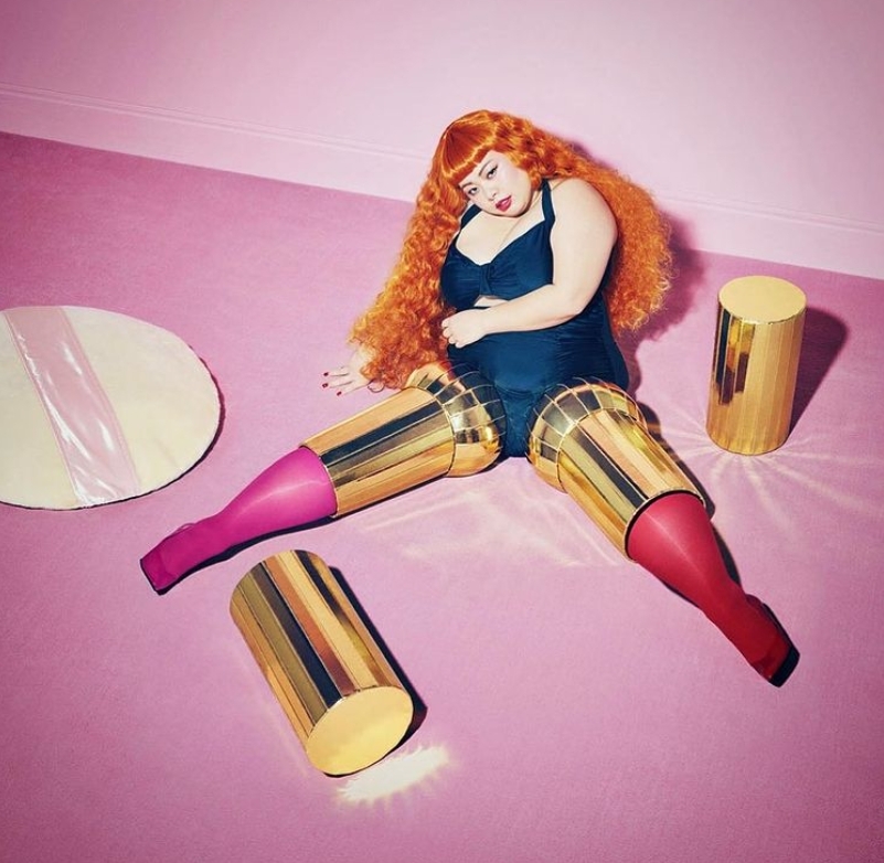 渡邊直美雙腿化身成口紅