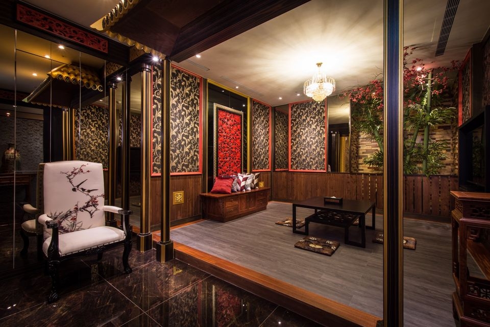 房間內根本就是古代嬪妃的房間