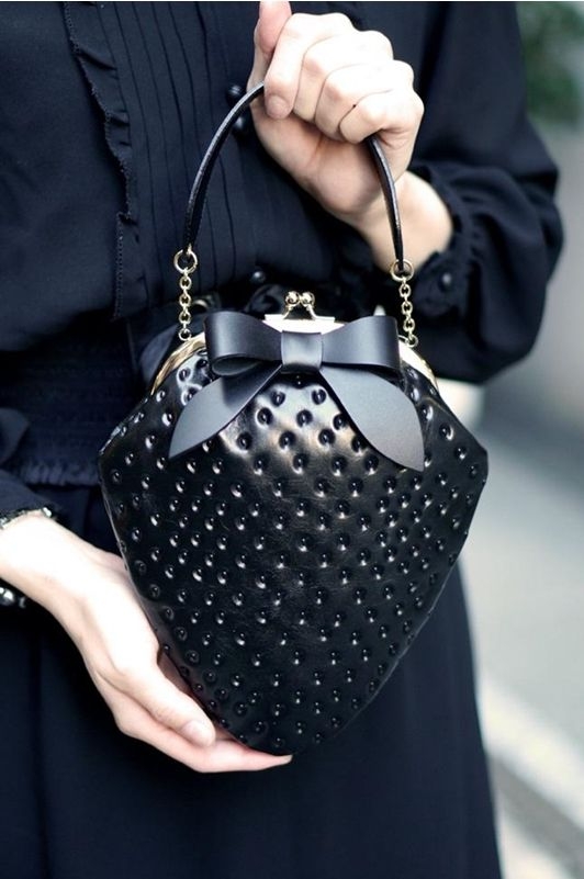 黑草莓手拿包很特別