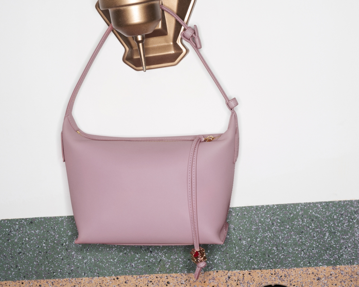 LOEWE Cubi 納帕小牛皮肩背提包，NT$55,000