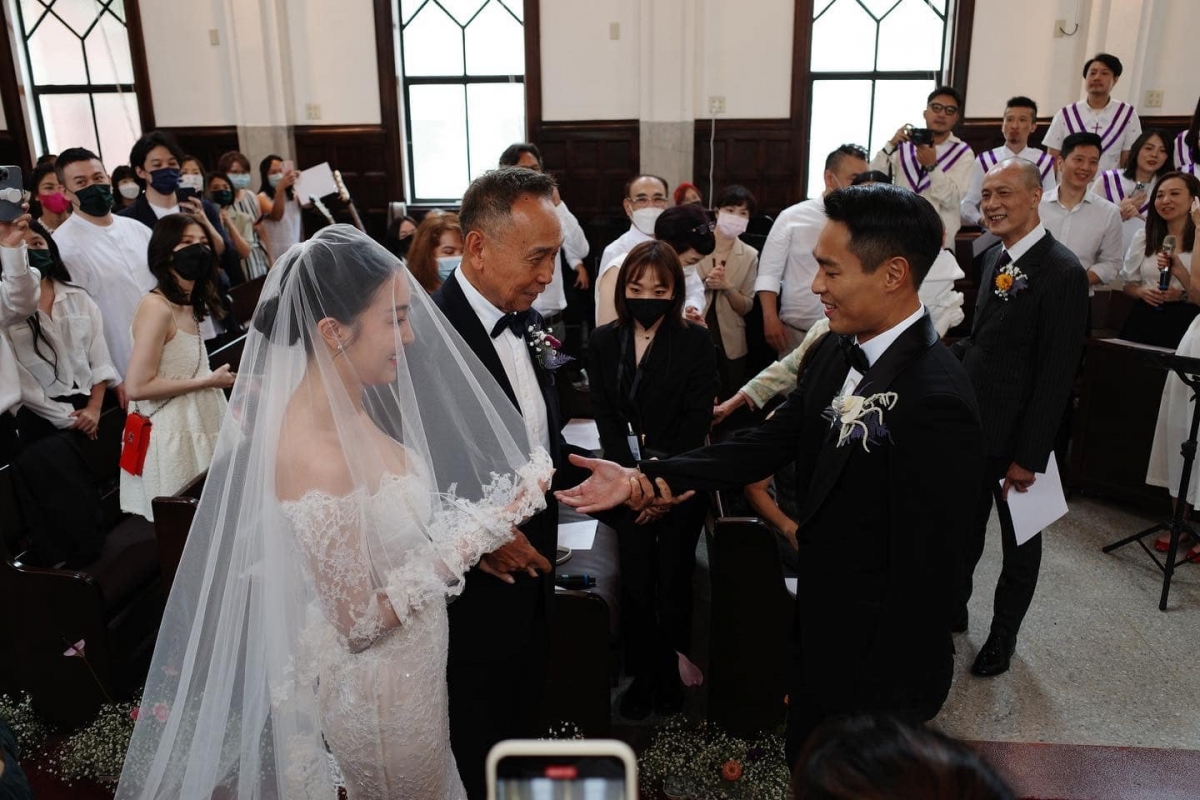夫妻倆舉辦歡樂婚禮