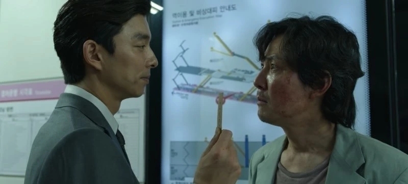 孔劉飾演的西裝男成功引導李政宰飾演的成奇勳參加遊戲