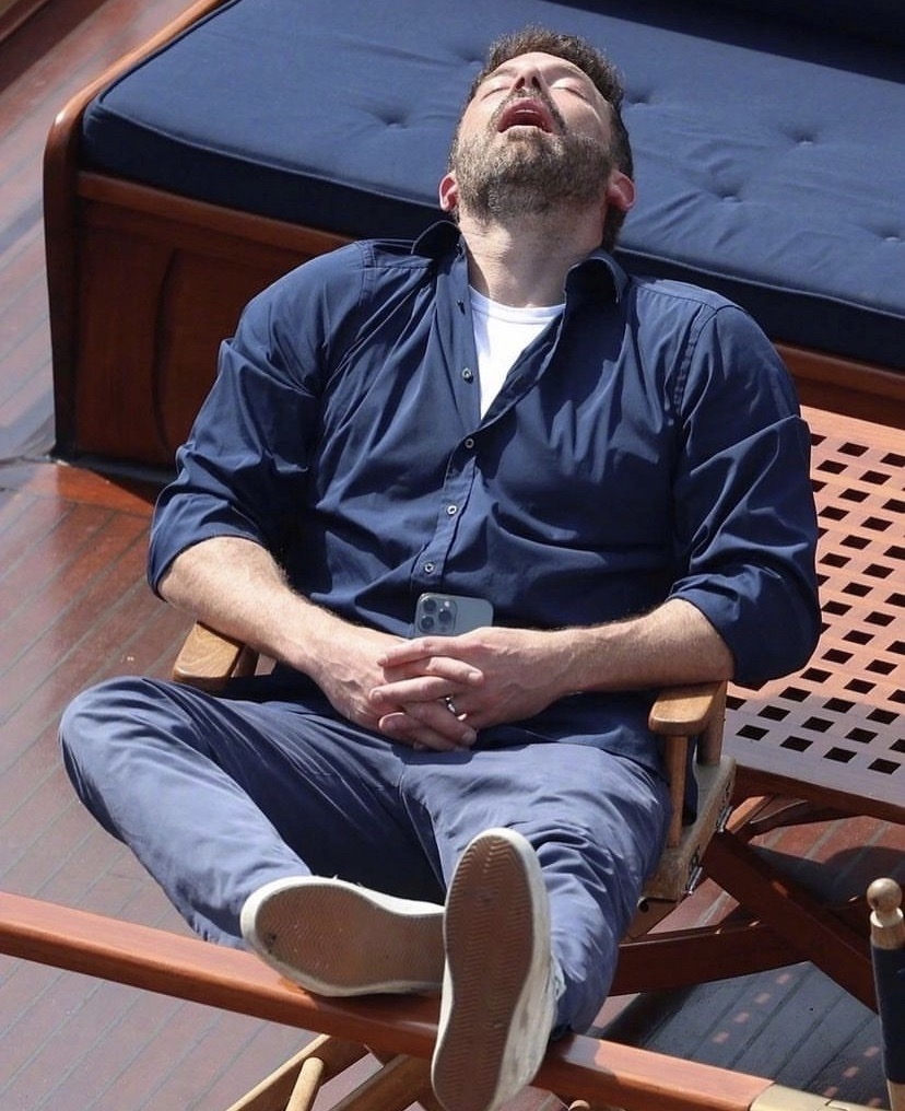 班被拍到累癱照