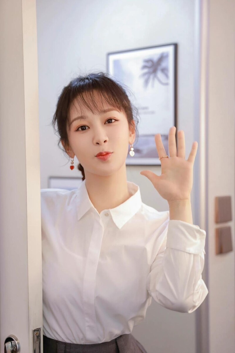 楊紫私下個性坦率可愛，深受粉絲喜愛。