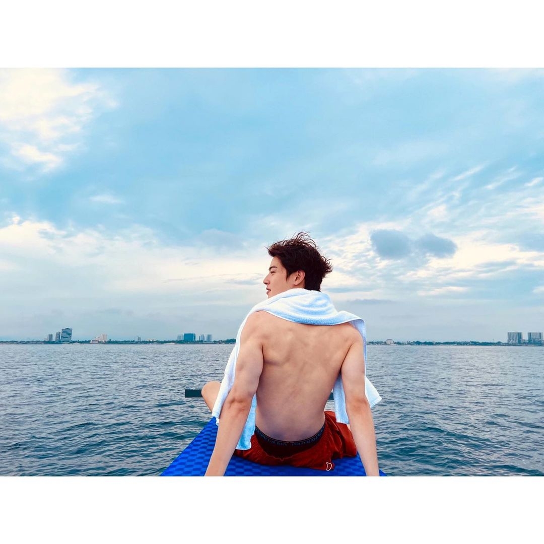 車銀優近照曝「倒三角背肌」