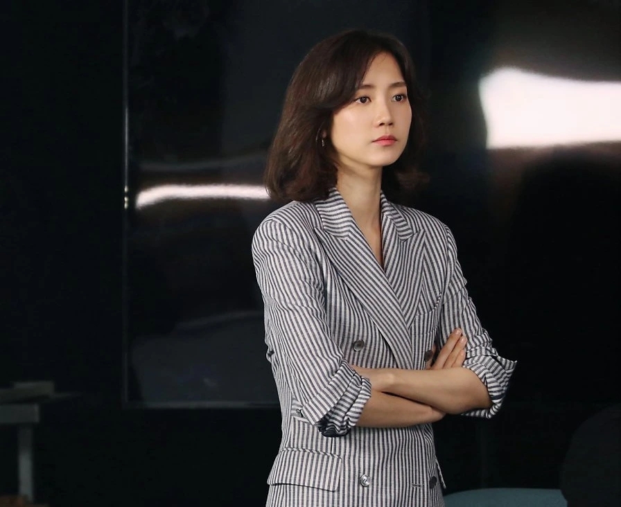 申鉉彬飾演首爾地方檢察官「徐敏英」