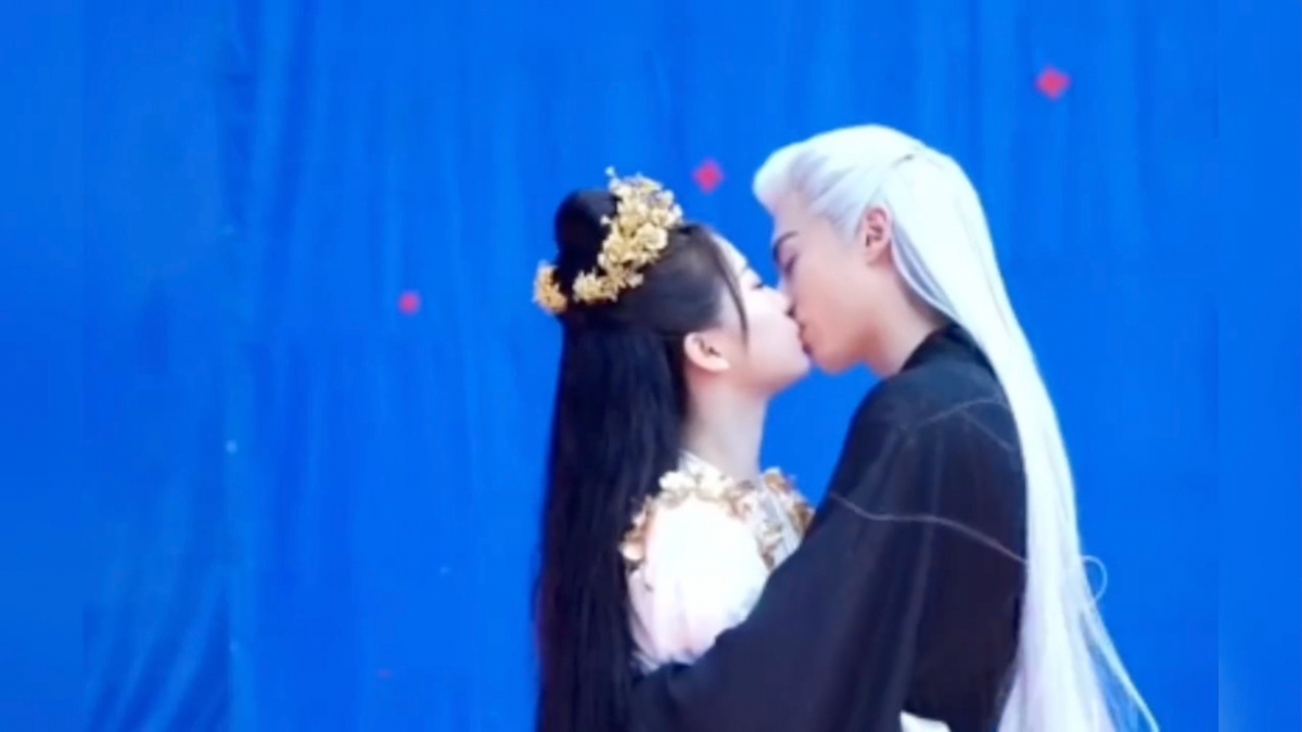 粉絲見面會上曝光吻戲花絮