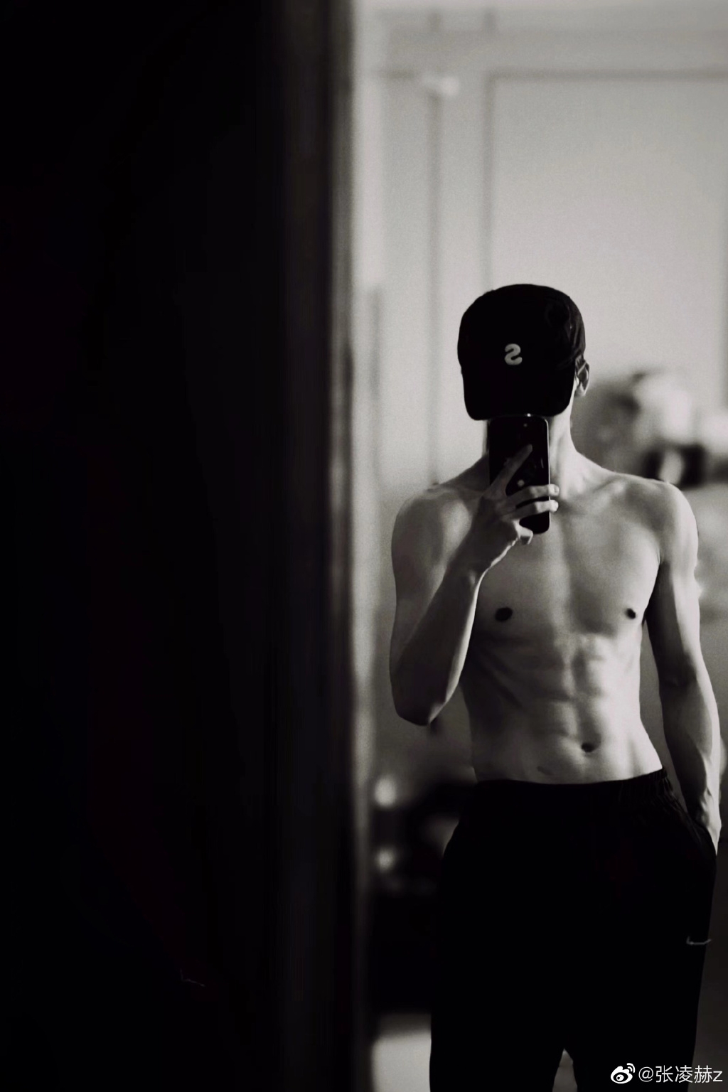 張凌赫是理工科直男,在校園時期就是目光焦點。