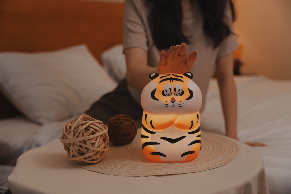 胖虎生氣拍拍燈