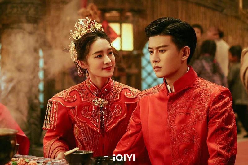 李沁換上鳳冠霞帔美得耀眼，不愧是古裝女神