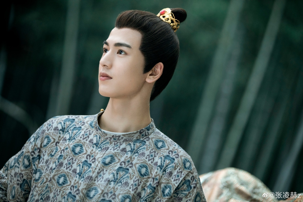 張凌赫在《蒼蘭訣》飾演水雲天戰神,雲中君的弟弟,性格內斂,喜歡小蘭花。