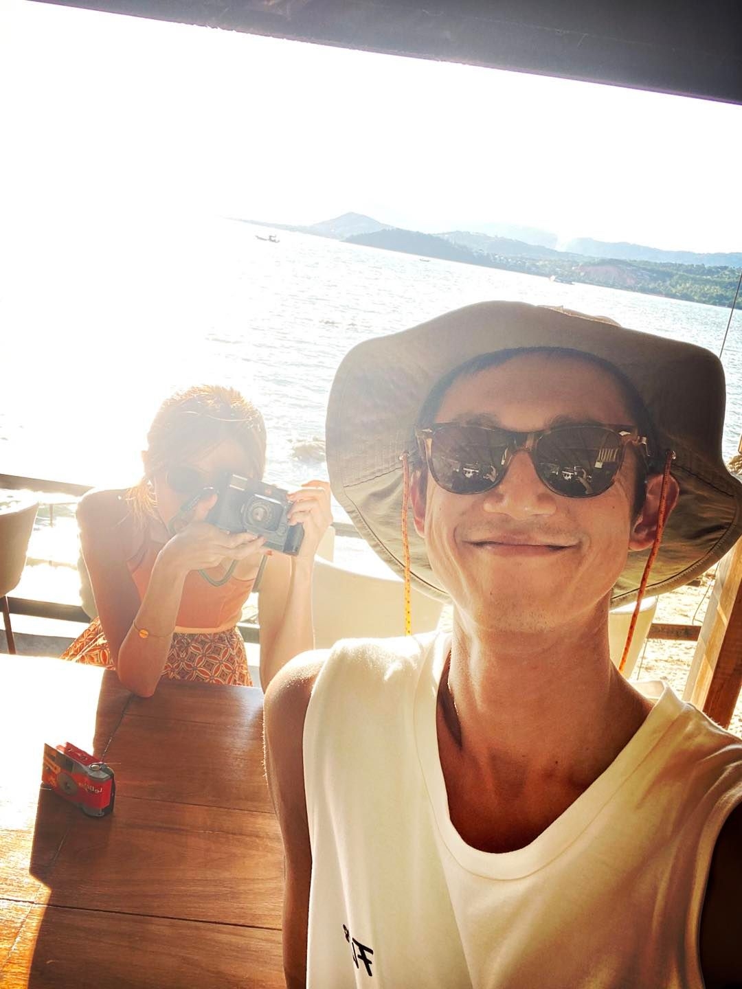 吳慷仁、邵雨薇近日到泰國旅遊