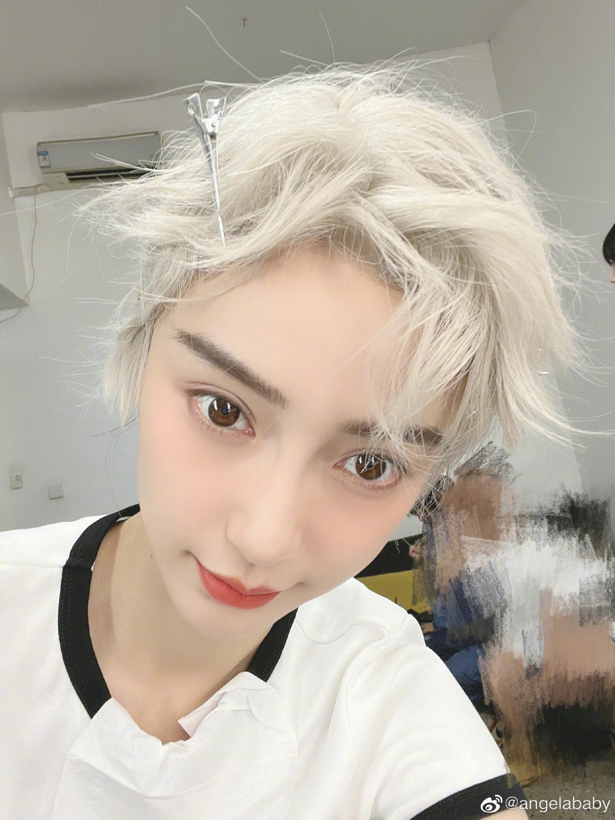 Angelababy銀色超短髮造型宛如撕漫男