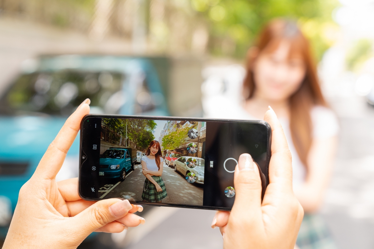 realme 9i 5G搭載潮拍三鏡頭+街頭攝影模式,快速捕捉轉瞬即逝的美好時刻;再搭配新潮復古濾鏡,輕鬆營造感性氛圍,街拍故事大片秒出圈。_1