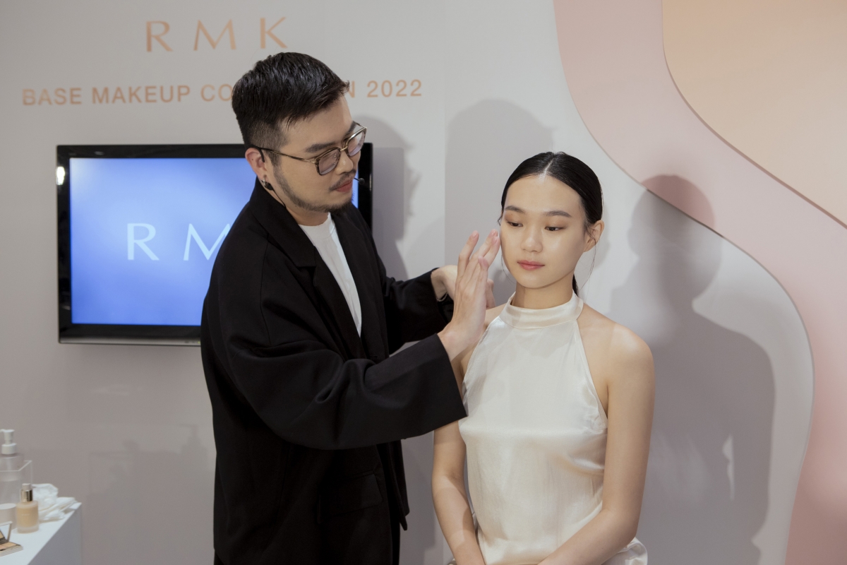 完美無瑕底妝新品發表會，現場邀請彩妝藝術家李孟書老師進行舞台展演。