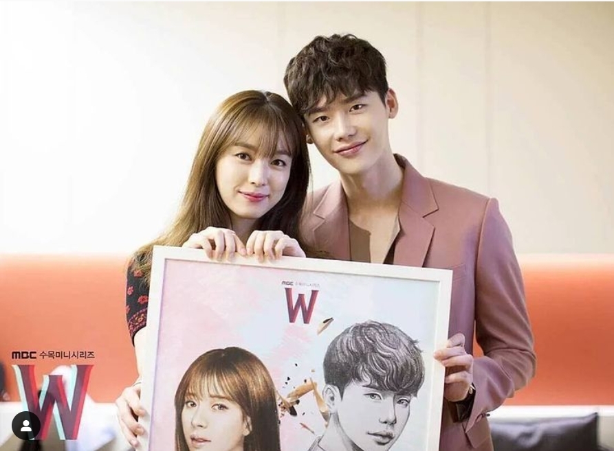 《W－兩個世界》海報以深淺兩色來做出不同時空的對比。