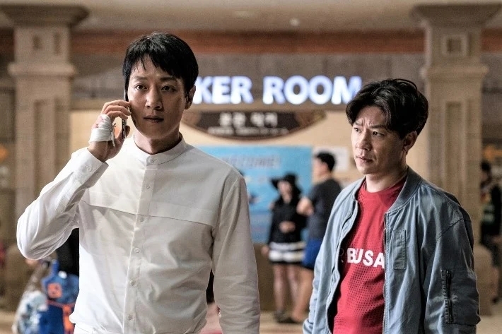 官方公開了電影《分貝》金來沅、鄭尚勳最新劇照，劇情講述在市中心發現炸彈而展開的故事