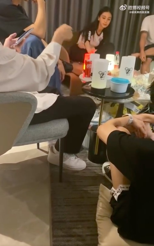 Angelababy抽菸