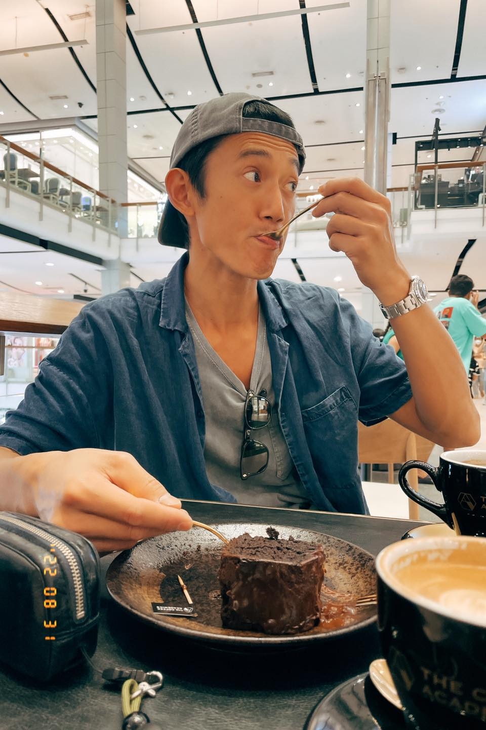 吳慷仁、邵雨薇近日到泰國旅遊