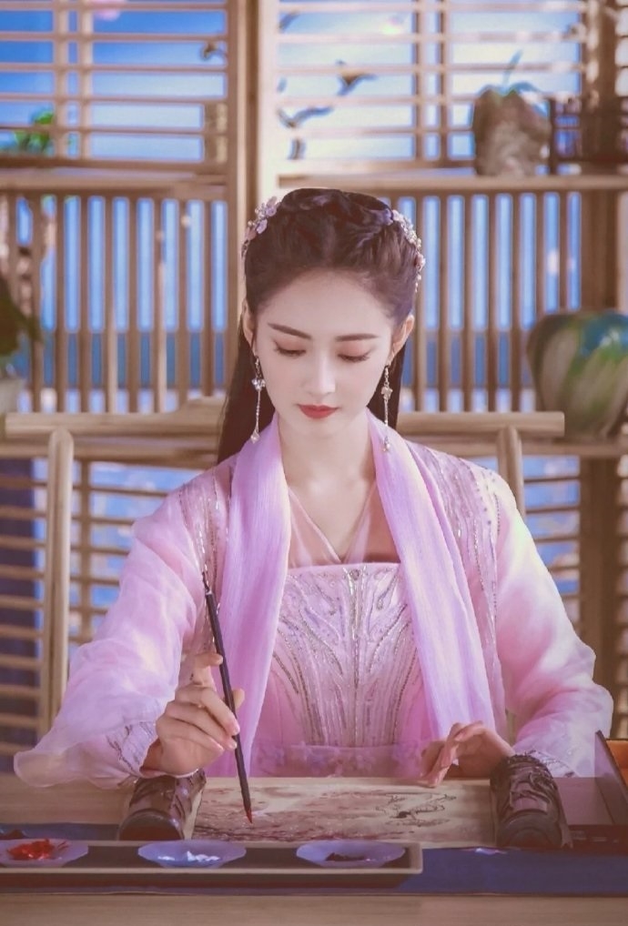 陳鈺琪古裝造型高雅,充滿古典韻味。