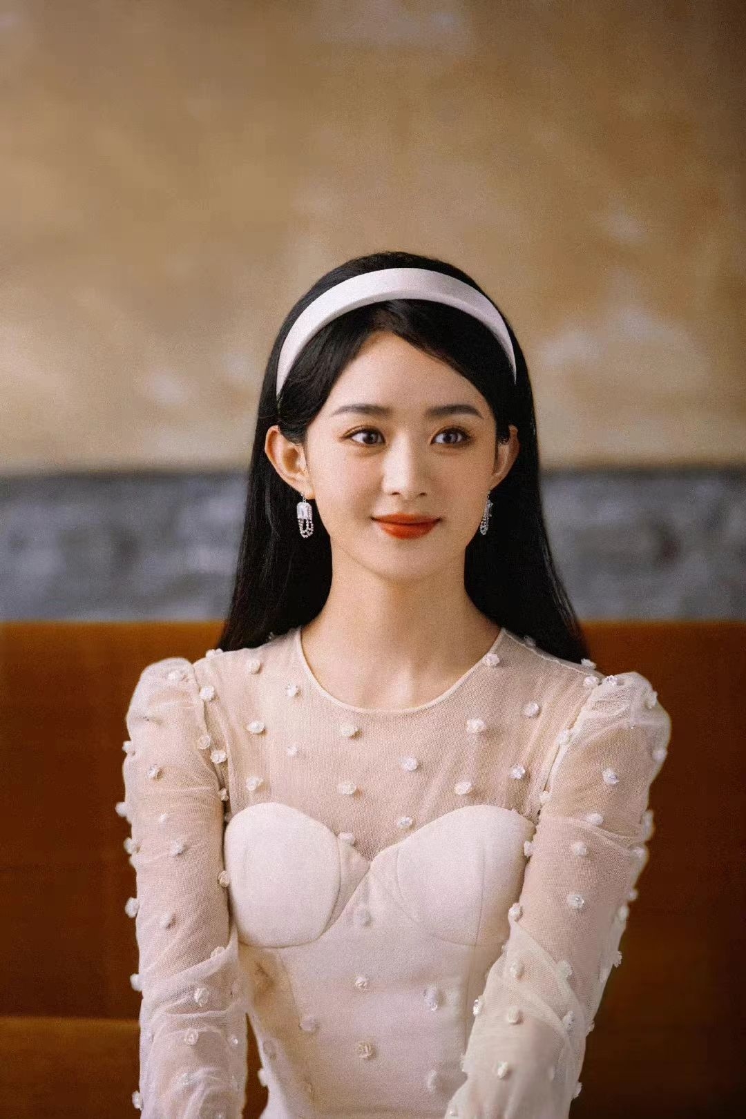 趙麗穎離婚之後更美，一身蕾絲洋裝宛如童話公主