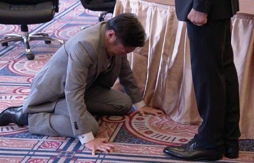 大和田下跪場景