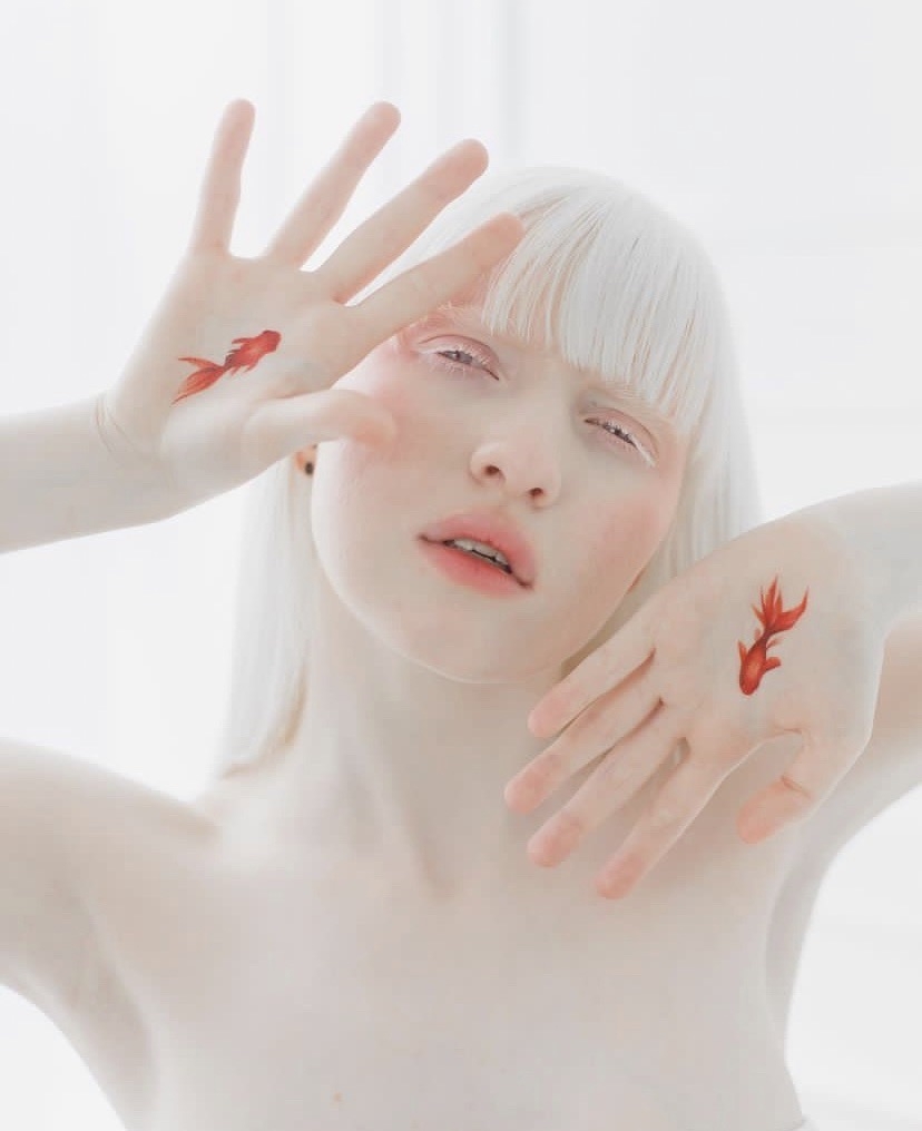 現在的她已經是一位模特兒