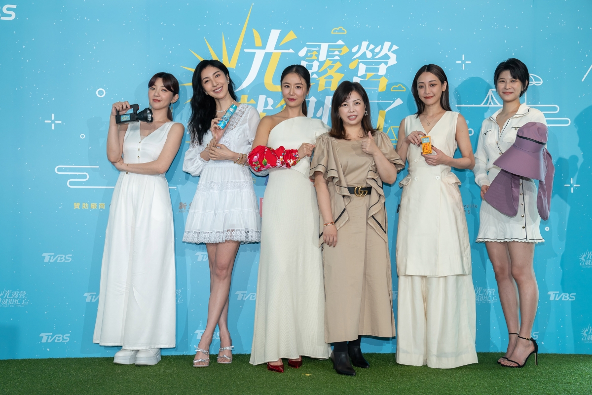 左起郭雪芙、楊謹華、林心如、TVBS總經理劉文硯、謝欣穎、江宜蓉