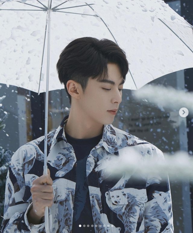 王鶴棣俊美側臉零死角，在進演藝圈之前，空少身分就已帥到相當出名。