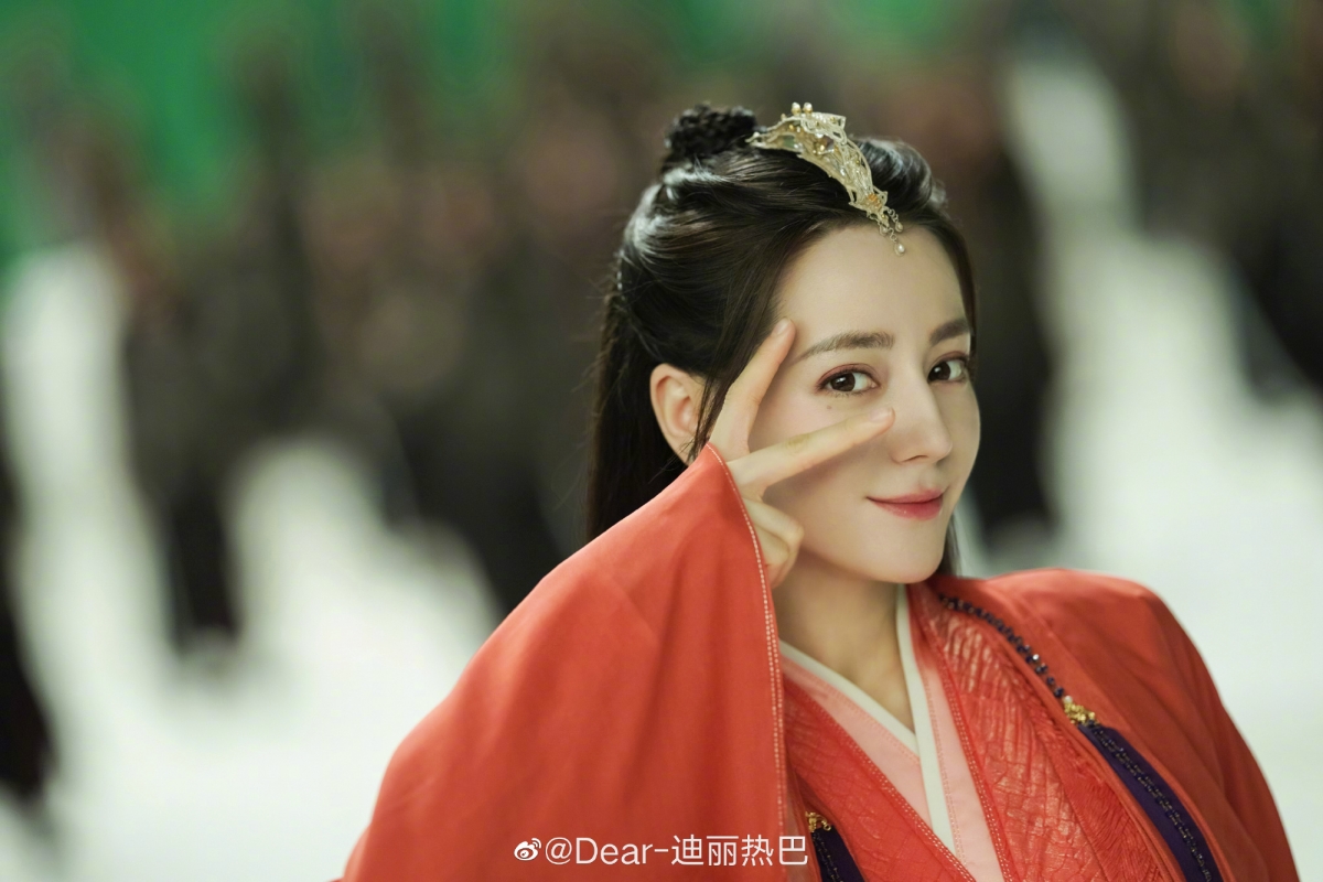 迪麗熱巴在《馭鮫記之與君初相識·恰似故人歸》飾演紀雲禾