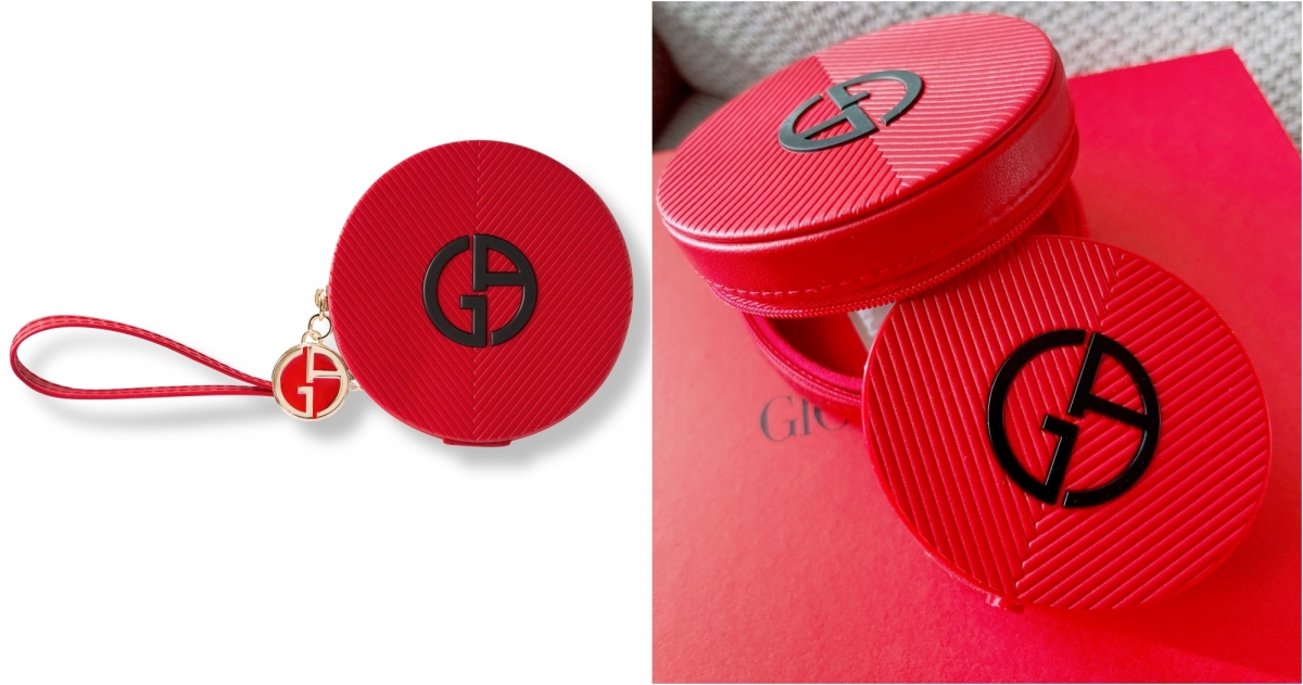 220920_09.01起,購買【完美絲絨持久氣墊粉餅】全新斜紋紅氣墊(須含一盒一蕊) 即享「限量亞曼尼斜紋紅氣墊圓包」