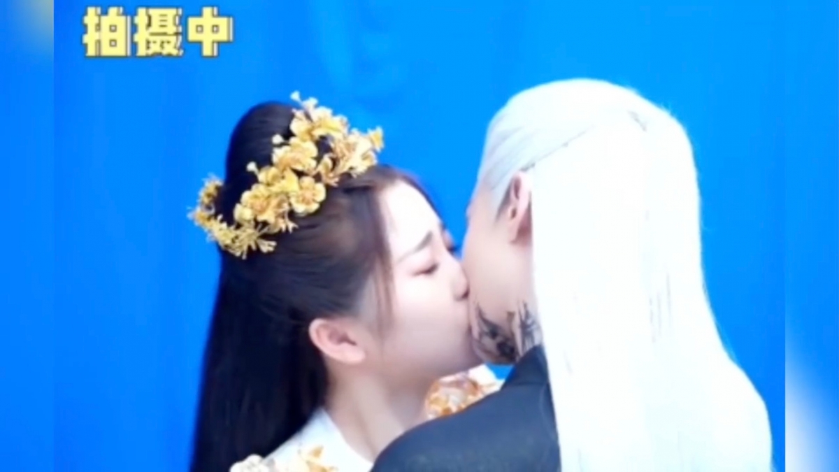 粉絲見面會上曝光吻戲花絮