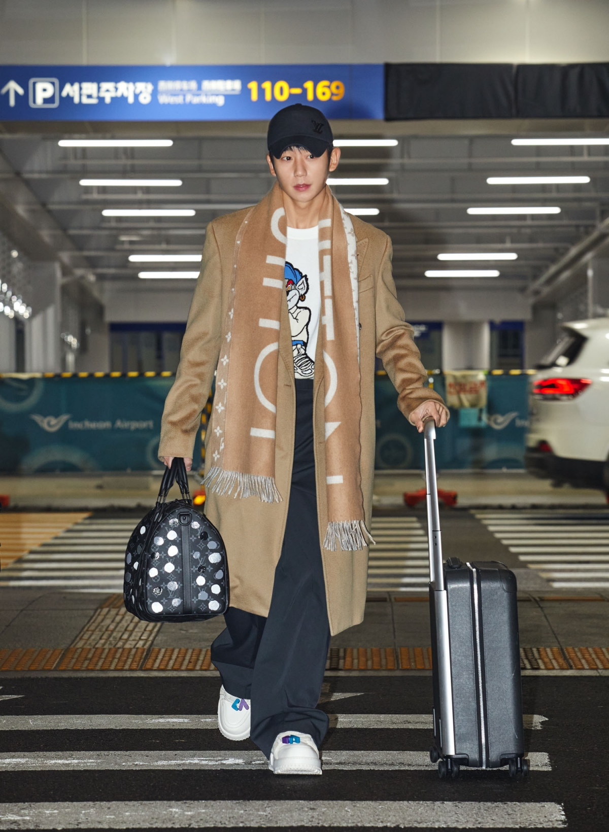 丁海寅自仁川機場出發前往桃園機場 將出席本日路易威登台北101旗艦店開幕活動 (Photo Credit Louis Vuitton & FNC Entertainment)