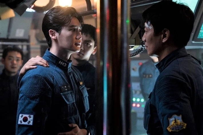 官方公開了主演群在片中的最新劇照，雖然之前已經搶先曝光了金來沅、李鍾碩、車銀優三人的同框畫面