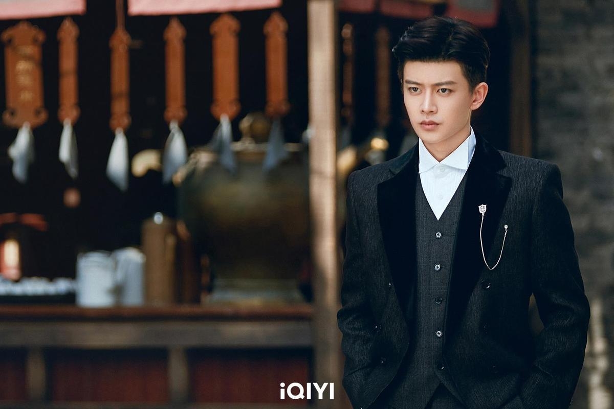 任嘉倫無論古裝或是現代裝束都是帥氣有型，要說哪個比較帥還真是難分軒輊。