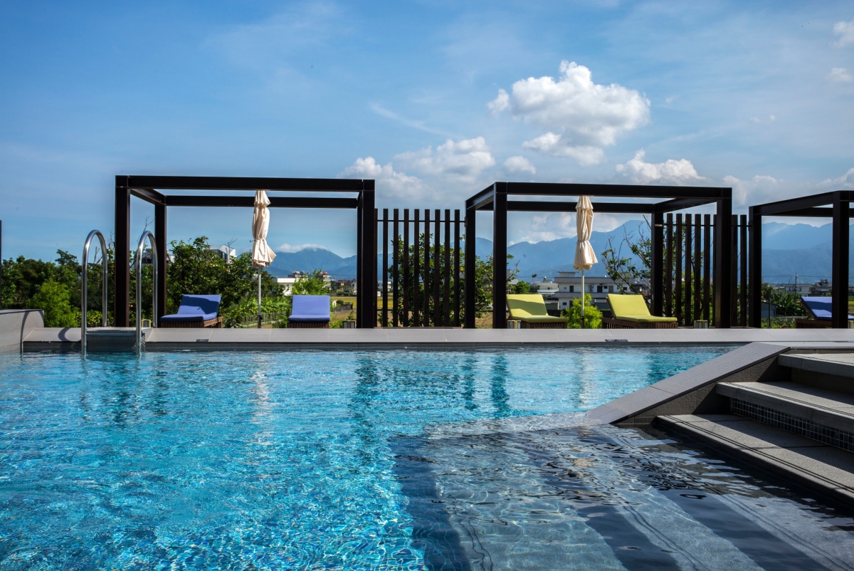 泳池旁還有異國風躺椅