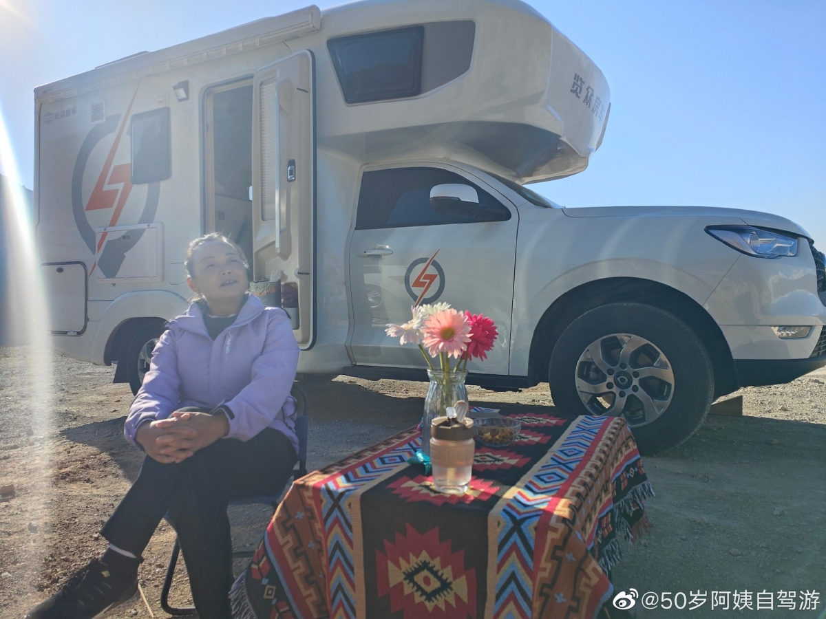 她用賺來的錢買了露營車