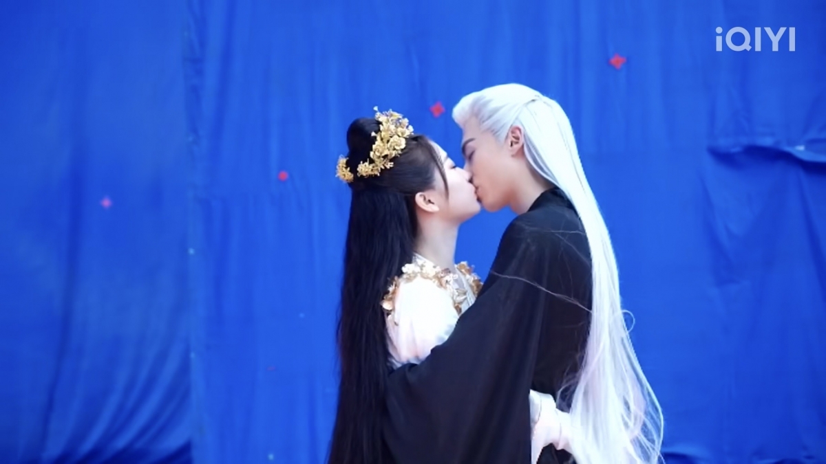 《蒼蘭訣》見面會上公開王鶴棣、虞書欣未曝光過的吻戲花絮。