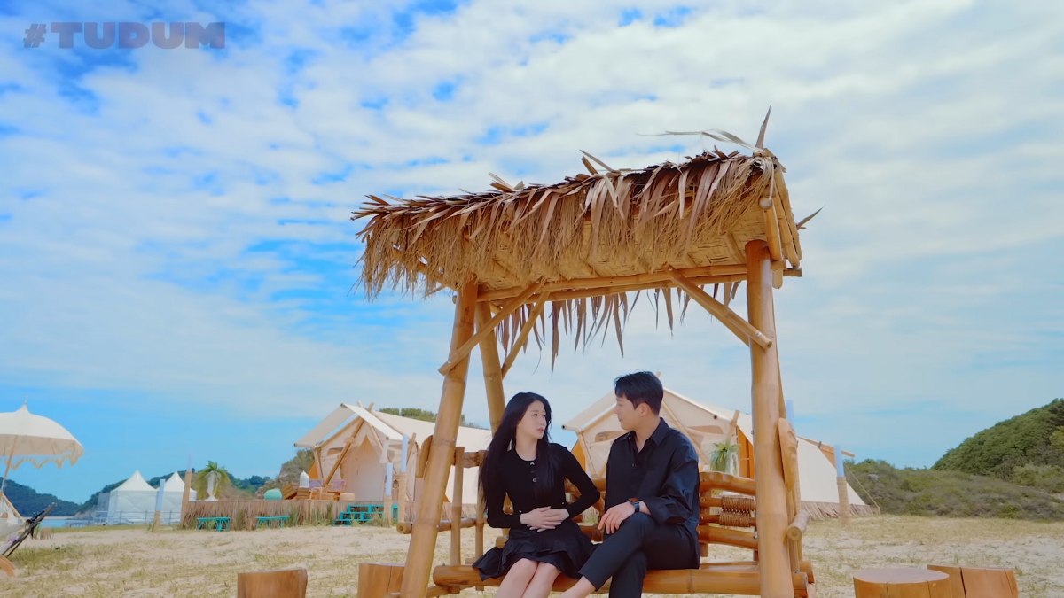 申芝燕、文世勳兩人互動散發甜蜜感