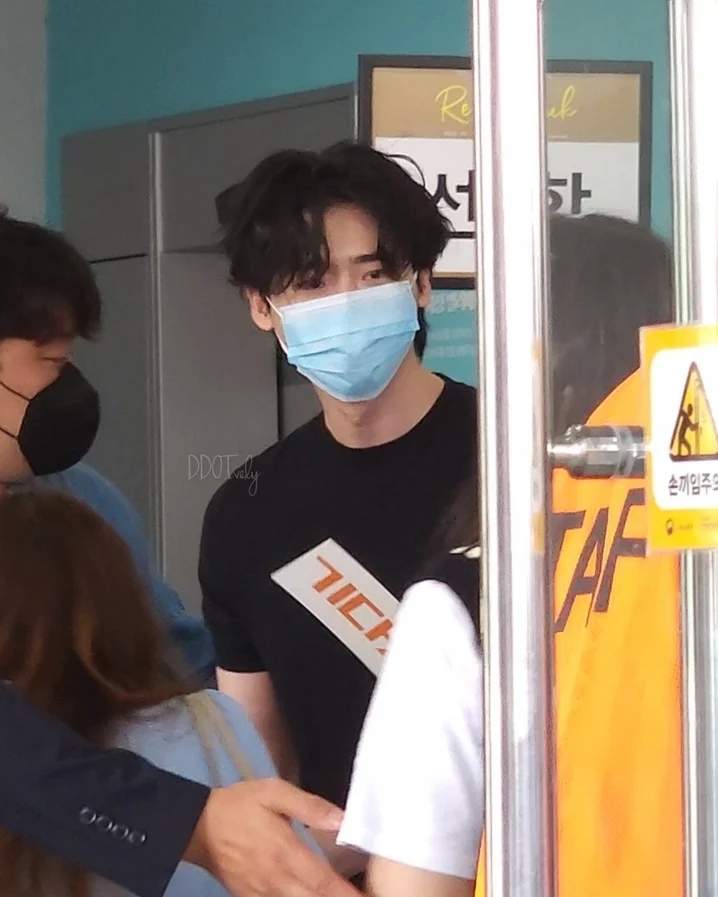 李鍾碩親自幫粉絲驗票、發應援禮物